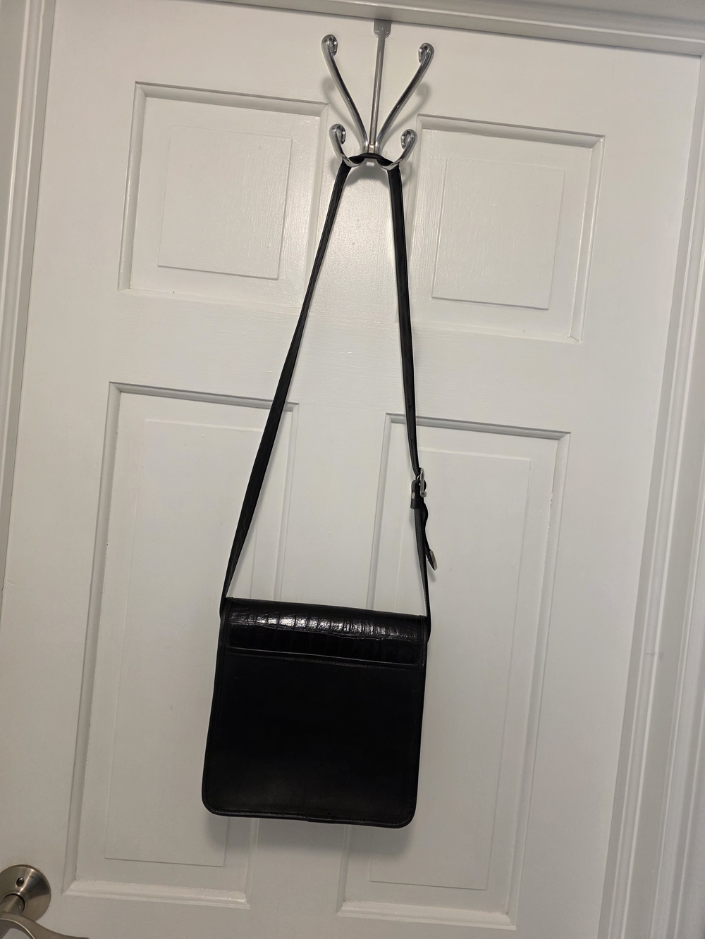 ZIPPI Black Croc-Embossed Crossbody/Shoulder Bag with Two-Tone Medallion Accent - Picture 6 of 13